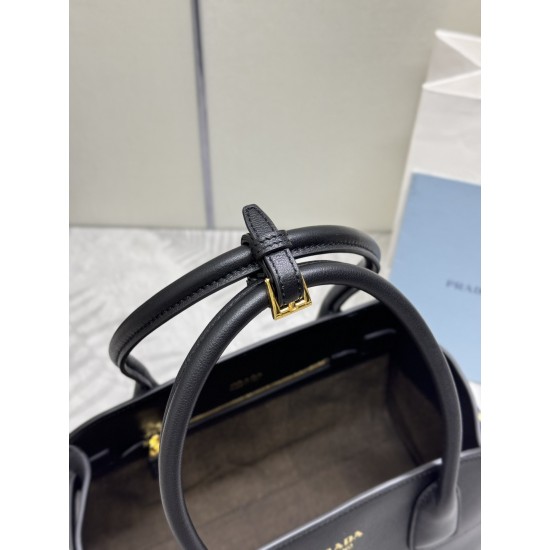 F780 Medium 32CM New tote bag 1BG538 has arrived This tote bag presents a sturdy silhouette that exudes modernity and elegance, with ample capacity and a convenient large opening Soft grained leather outlines the sleek, minimalist lines This practical acc