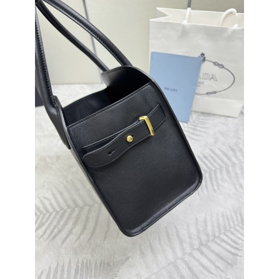 F780 Medium 32CM New tote bag 1BG538 has arrived This tote bag presents a sturdy silhouette that exudes modernity and elegance, with ample capacity and a convenient large opening Soft grained leather outlines the sleek, minimalist lines This practical acc
