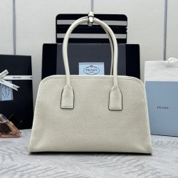 F590 new linen tote bag 1BG572 this bag combines cowhide and linen blended fabrics versatile fashion and lightweight texture molded Oversize silhouette skillfully interpreted duality functional and practical design exquisite exquisite detail highlights th