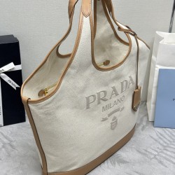 F5601bg472New large tote bagThis tote bag is made from a linen blend fabric that showcases a stylish sense of volume and sophisticated geometric shapes to show off its structured designCasual and versatileFull capacityEmbellished leather details add a tou