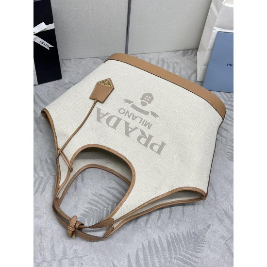 F5601bg472New large tote bagThis tote bag is made from a linen blend fabric that showcases a stylish sense of volume and sophisticated geometric shapes to show off its structured designCasual and versatileFull capacityEmbellished leather details add a tou