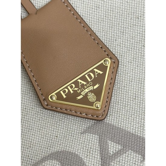 F5601bg472New large tote bagThis tote bag is made from a linen blend fabric that showcases a stylish sense of volume and sophisticated geometric shapes to show off its structured designCasual and versatileFull capacityEmbellished leather details add a tou