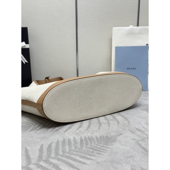 F5601bg472New large tote bagThis tote bag is made from a linen blend fabric that showcases a stylish sense of volume and sophisticated geometric shapes to show off its structured designCasual and versatileFull capacityEmbellished leather details add a tou