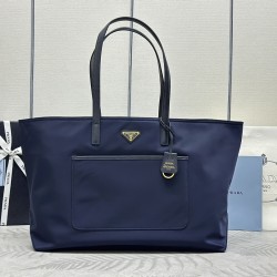 F400 new tote bag 1BG527 This timeless tote bag is a reinterpretation of the classic design of the four imported nylon fabrics with a sophisticated and practical silhouette to show the unique style of clean lines and atmosphere of the atmosphere is easy t