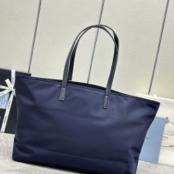 F400 new tote bag 1BG527 This timeless tote bag is a reinterpretation of the classic design of the four imported nylon fabrics with a sophisticated and practical silhouette to show the unique style of clean lines and atmosphere of the atmosphere is easy t