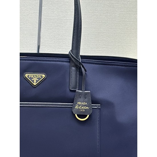 F400 new tote bag 1BG527 This timeless tote bag is a reinterpretation of the classic design of the four imported nylon fabrics with a sophisticated and practical silhouette to show the unique style of clean lines and atmosphere of the atmosphere is easy t